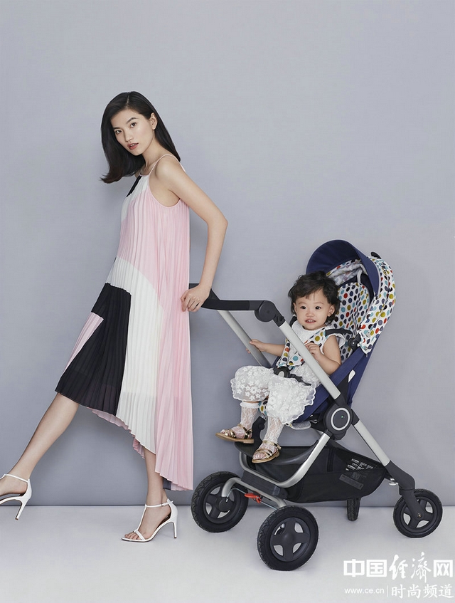 Китайская супермодель Ли Даньни с дочкой позирует для модного журнала