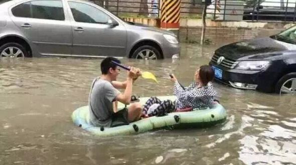 Ливни в Шанхае: горожане передвигаются на шлюпках