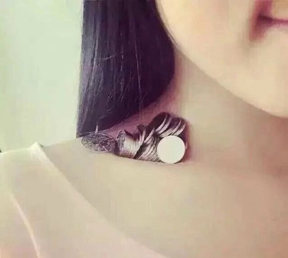 На днях пользователи интернета в Китае придумали еще один способ показать красоту миру - 'удержать монеты на ключицах'.