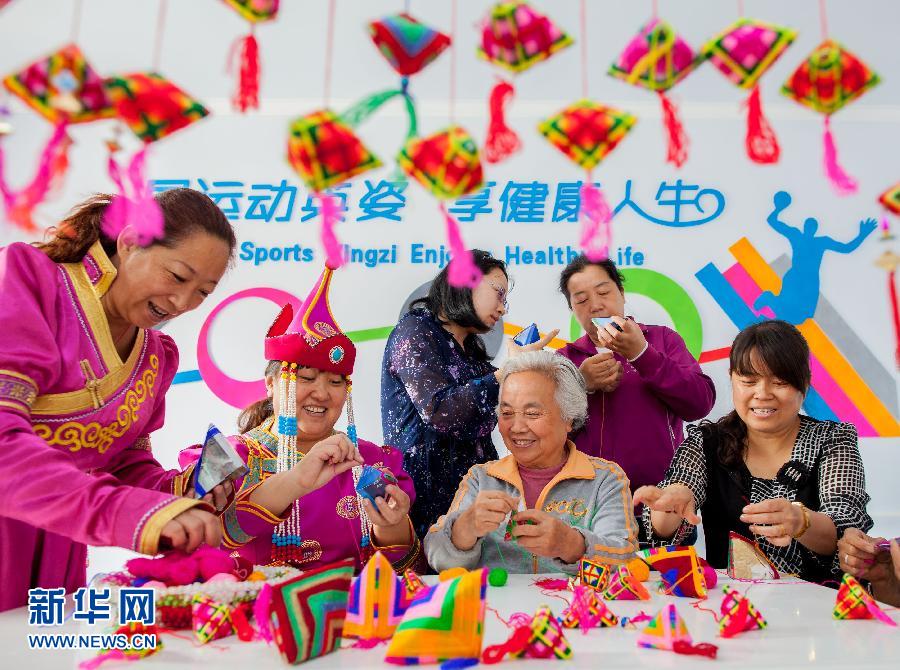 16 июня в общине Цинцюаньцзе района Юйцюань г. Хух-хото жители собрались вместе, чтобы в преддверии праздника Дуаньу изготовить один из видов изделий народных художественных промыслов – мускусные мешочки в виде разноцветных цзунцзы.