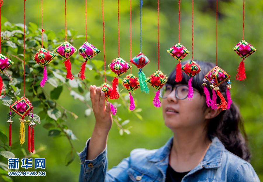 Изготовление мускусных мешочков в виде разноцветного цзунцзы в преддверии праздника Дуаньу