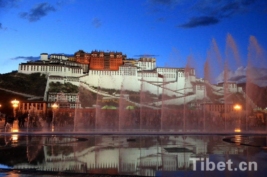 Необходимой для посещения достопримечательностью Тибета является дворец Потала, который стоит здесь более 1300 лет, являясь символом автономного района. 