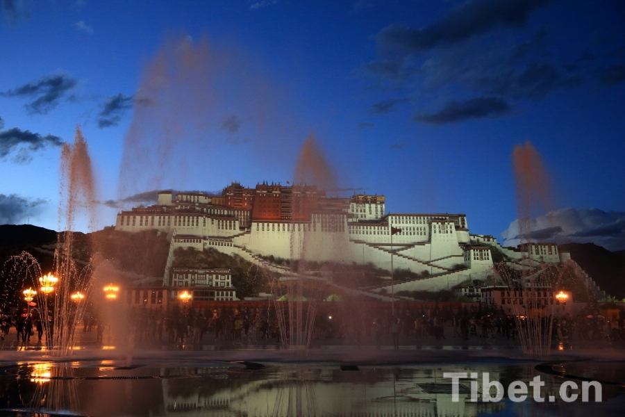 Необходимой для посещения достопримечательностью Тибета является дворец Потала, который стоит здесь более 1300 лет, являясь символом автономного района. 