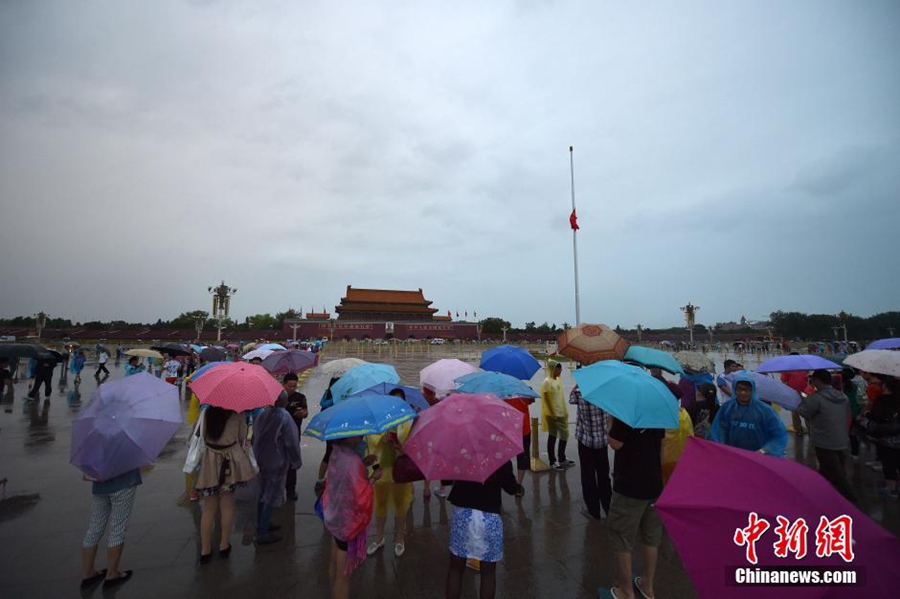 На площади Тяньаньмэнь приспущен государственный флаг в знак траура по кончине Цяо Ши