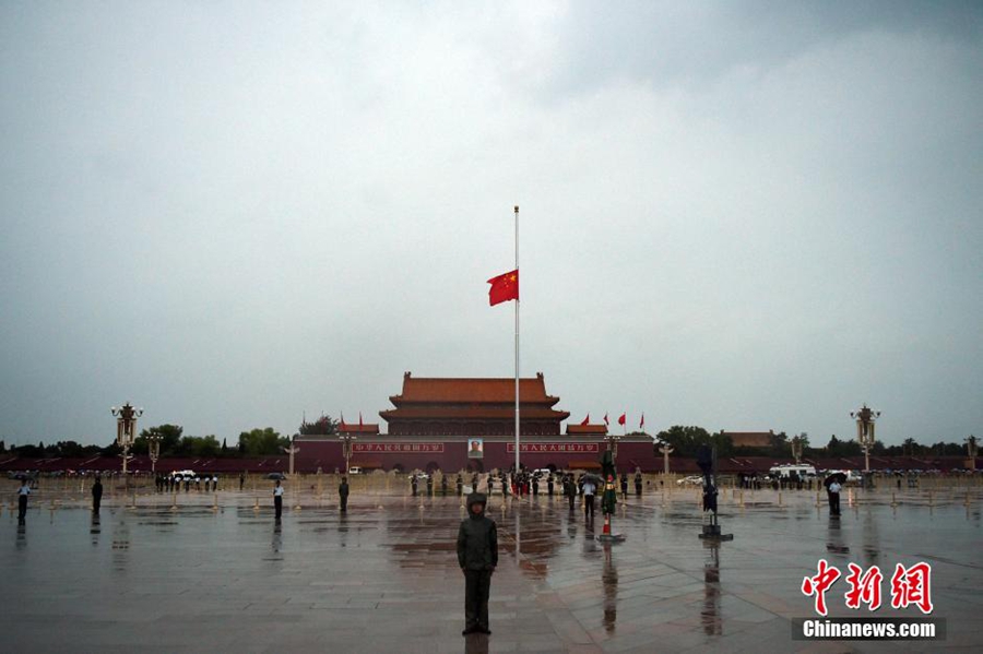 На площади Тяньаньмэнь приспущен государственный флаг в знак траура по кончине Цяо Ши
