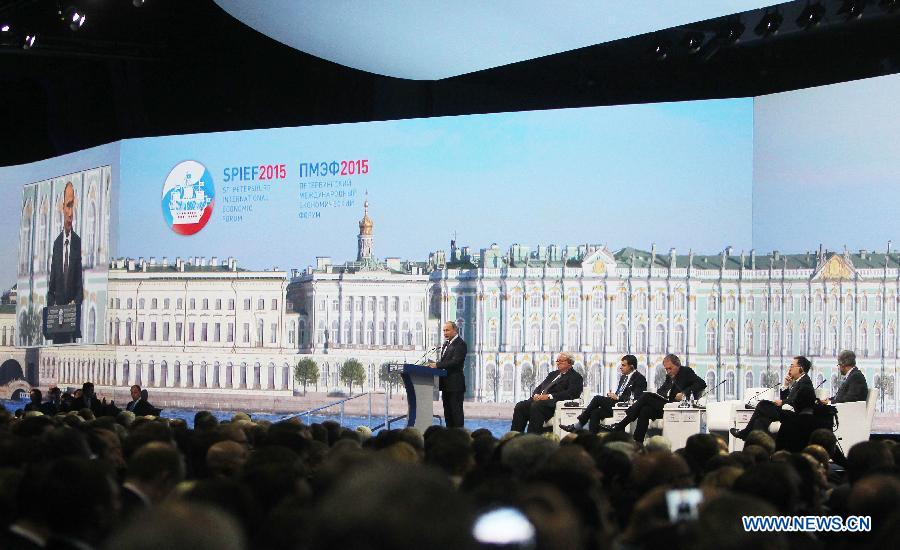 В Санкт-Петербурге в суббту заткрылся 19-й Петербургский международный экономический форум/ПМЭФ-2015/. На форуме было подписано 205 соглашений на сумму более 293,4 млрд рублей. 