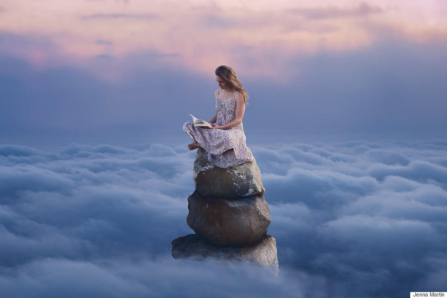 Фотограф Дженна Мартин почти всю жизнь борется с бессонницей, однако делает это она, полностью используя свое вдохновение и таланты к фотографии. 