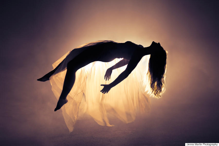  Женщина сняла серию сюрреалистических фото под названием «To Dream A Dream», демонстрируя внутренний мир в процессе борьбы с бессонницей.