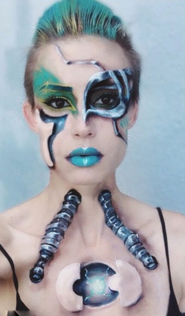 По сообщению британской газеты Daily Mail, голливудская визажистка из штата Калифорния Эмили Андерсон (Emily Anderson) на днях стала центром внимания в социальных сетях. 