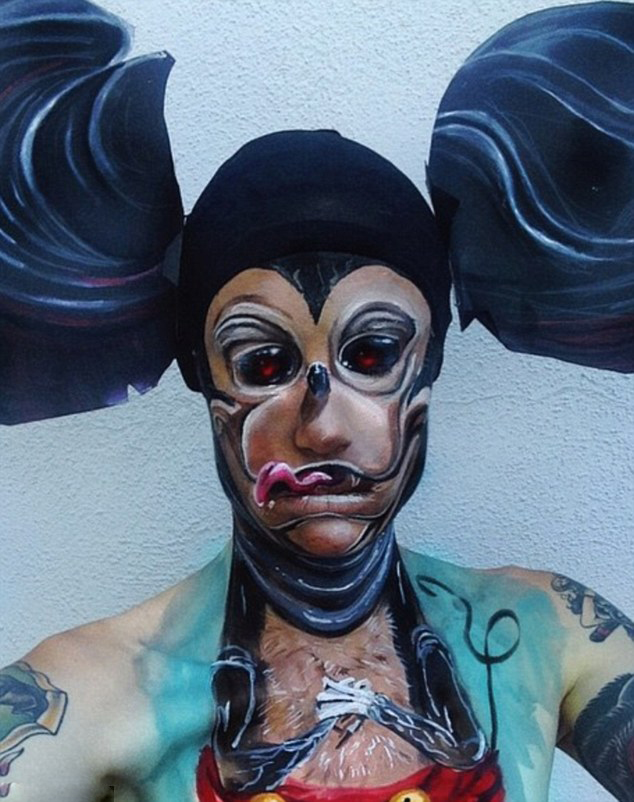 По сообщению британской газеты Daily Mail, голливудская визажистка из штата Калифорния Эмили Андерсон (Emily Anderson) на днях стала центром внимания в социальных сетях. 