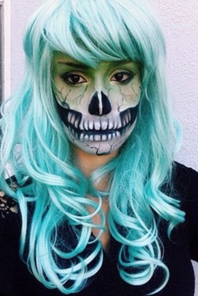 Причина ее популярности заключается в том, что она разместила в Instagram «до ужаса» выразительный фейс-арт, а также роспись по лицу в стиле диснеевских мультфильмов.