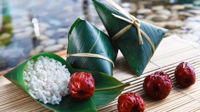 В праздник Дуаньу принято угощаться 'цзунцзы' - кушаньем из клейкого риса