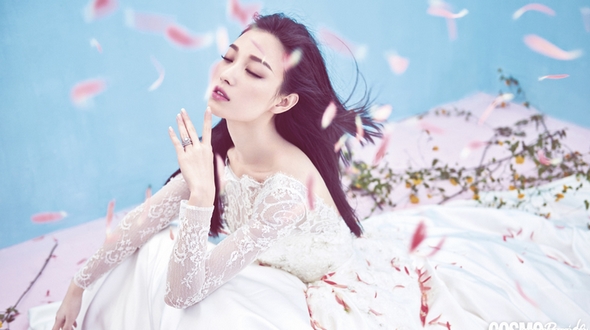 Очаровательная актриса Ни Ни в свадебных платьях