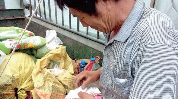 Деньги крестьянина украшены, водитель дал ему 5 тыс. юаней на помощь 