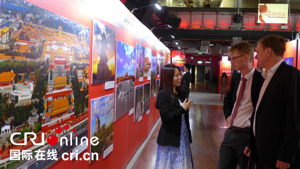 21 июня на северной арене Гринвича The O2 Arena прошла фотовыставка «Очаровательный Пекин, страстная Зимняя Олимпиада» и концерт «Пекинская ночь».