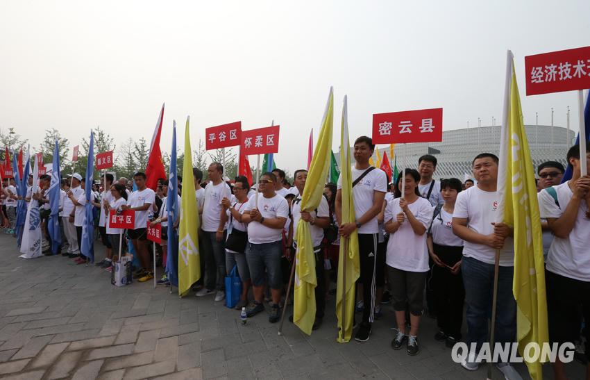 Во время мероприятия участники громко скандировали лозунги, поддерживая Пекин и желая ему исполнить мечту о Зимней Олимпиаде, спортивную мечту и Китайскую мечту.