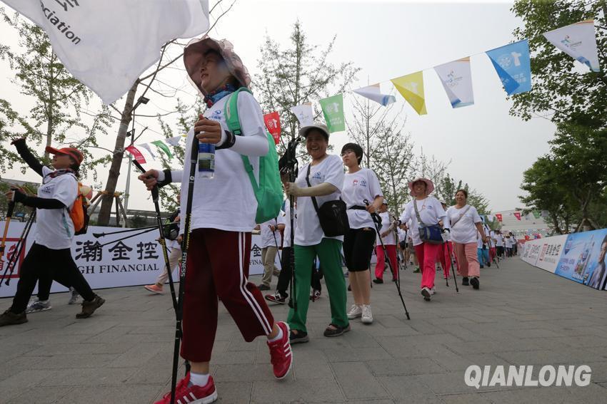 Во время мероприятия участники громко скандировали лозунги, поддерживая Пекин и желая ему исполнить мечту о Зимней Олимпиаде, спортивную мечту и Китайскую мечту.