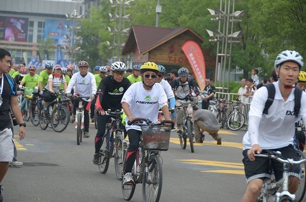 5000 велосипедистов собрались в уезде Яньцин, чтобы поддержать заявку на проведение Зимней Олимпиады