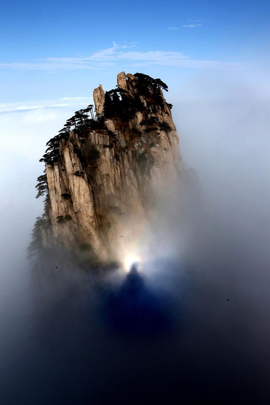 В горах Хуаншань появился так называемый «Брокенский призрак» после дождя 