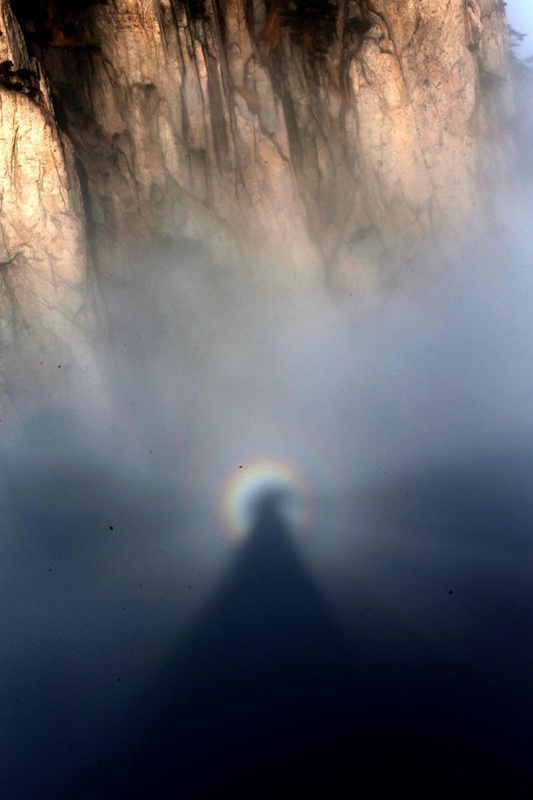 В горах Хуаншань появился так называемый «Брокенский призрак» после дождя 
