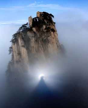 В горах Хуаншань появился так называемый «Брокенский призрак» после дождя