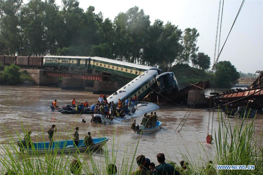 Несколько вагонов поезда сегодня во второй половине дня обрушились в канал в районе Гуджранвала провинции Пенджаб на востоке Пакистана. 
