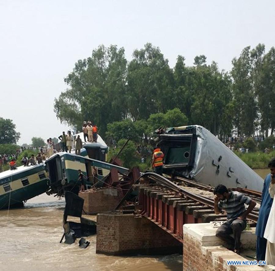 Министр железных дорог Пакистана Кхаваджа Саад Рафик заявил, что с поездом и мостом все было в порядке, и этот инцидент, возможно, произошел в результате теракта.