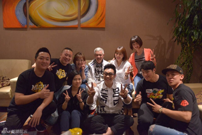 58-летний Чжао Бэньшань вместе с учениками отпраздновал завершение работы над новым фильмом Дун Чэнпэна