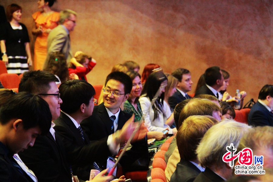 Китайская молодежная делегация, в состав которой вошло сорок представителей из разных провинций и городов Китая, также присутствовала на церемонии открытия форума.