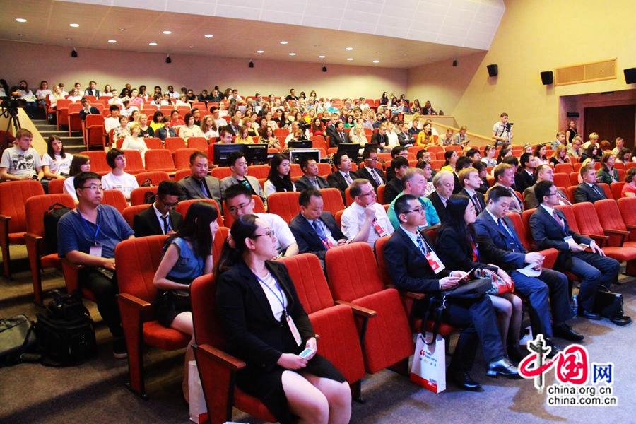 Китайская молодежная делегация, в состав которой вошло сорок представителей из разных провинций и городов Китая, также присутствовала на церемонии открытия форума.