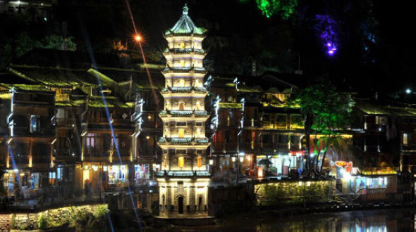 Прекрасные ночные пейзажи города Фэнхуан