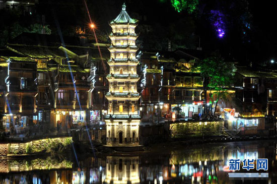 Прекрасные ночные пейзажи города Фэнхуан