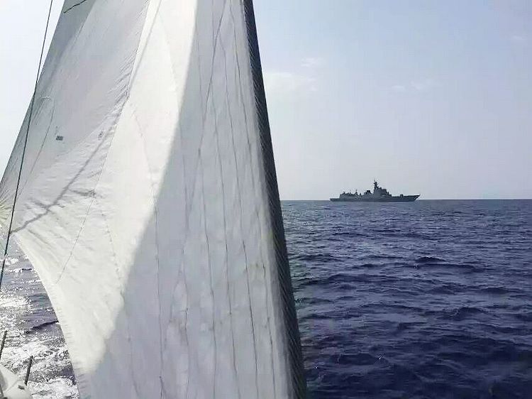 Парусник сопровождает корабль ВМС НОАК