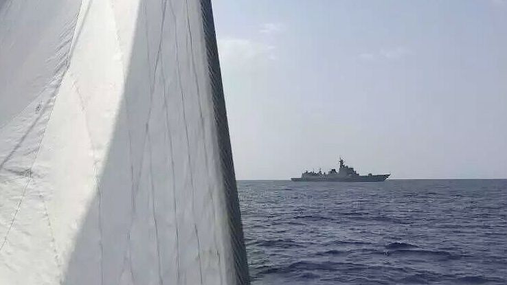 Парусник сопровождает корабль ВМС НОАК
