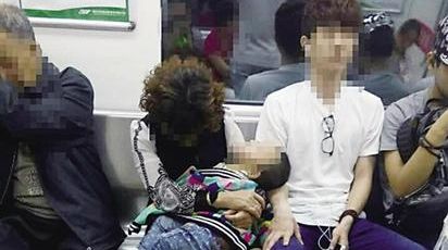 Парень в метро подставил руку под голову малышу, чтобы тому удобнее было спать 