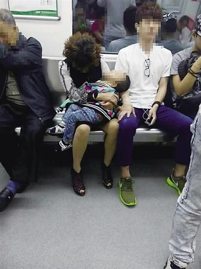 Парень в метро подставил руку под голову малышу, чтобы тому удобнее было спать 