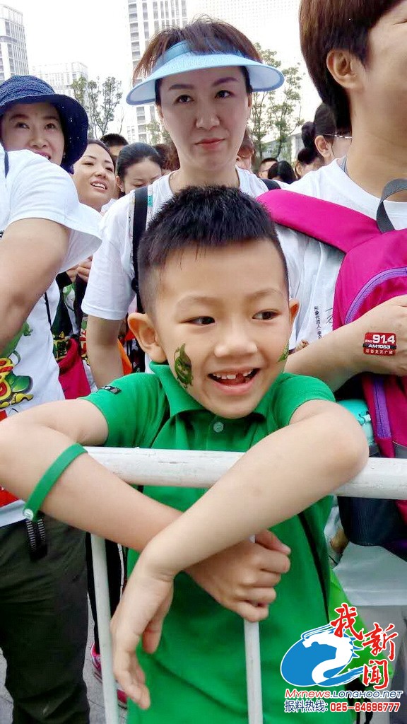 Две тысячи жителей прошагали около 5 км до озеленительного Экспо-парка, поддержав таким спортивным образом заявку на проведение Зимней Олимпиады-2022 в Пекине.
