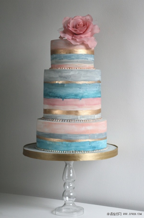 Многослойные свадебные пироги, похожие на фарфоровые произведения искусства