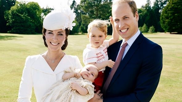 Королевская семья Великобритании обнародовала фотографии с крестин принцессы Шарлотты