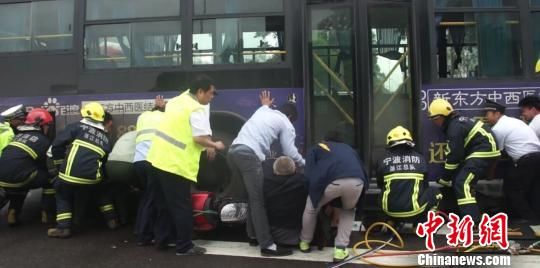 В г. Нинбо люди подняли автобус на руках, чтобы спасти пострадавшего пожилого человека 