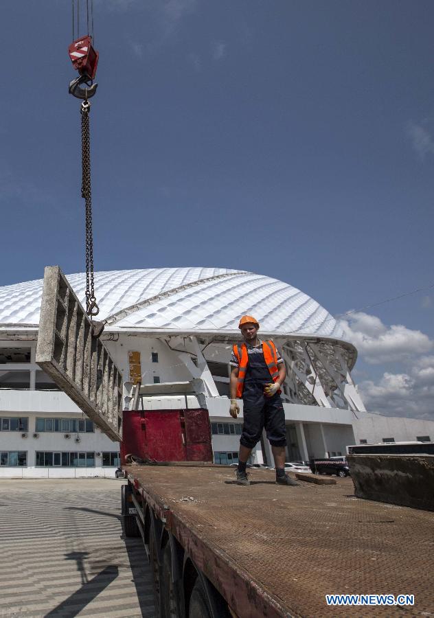 Реконструкция сочинского стадиона 'Фишт', на котором пройдут матчи чемпионата мира по футболу 2018 года, проходит в соответствии с графиком, сообщил ТАСС.