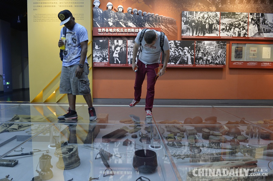 Представители дипкорпуса посетили в Пекине выставку, посвященную 70-летию победы над милитаристской Японией