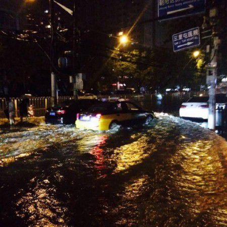 Сильный ливень шел в Пекине всю ночь