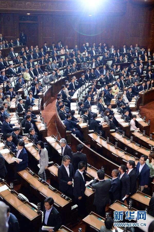 16 июля палата представителей Японии, подконтрольная правящей партии, голосованием приняла серию законопроектов о безопасности, выдвинутую японским правительством, и идущую вразрез с решительным протестом японцев.