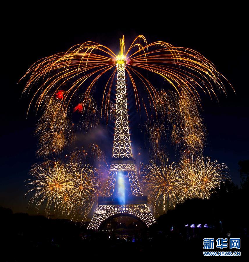14 июля фейерверки взрывались над Эйфелевой башней во время празднования Дня взятия Бастилии в Париже.