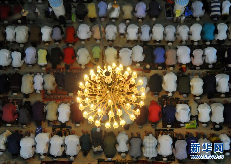 На фото: мусульмане города Дакка, столицы Бангладеша, собирались 18 июля в мечети для совершения молитвы.