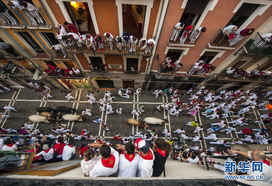 Фестиваль Сан Фермин, один из самых известных фестивалей в Испании и во всем мире, отмечается ежегодно в Памплоне с 6 по 14 июля в честь святого Фермина.