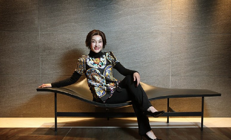 Красивые фото 60-летней актрисы Лю Сяоцин