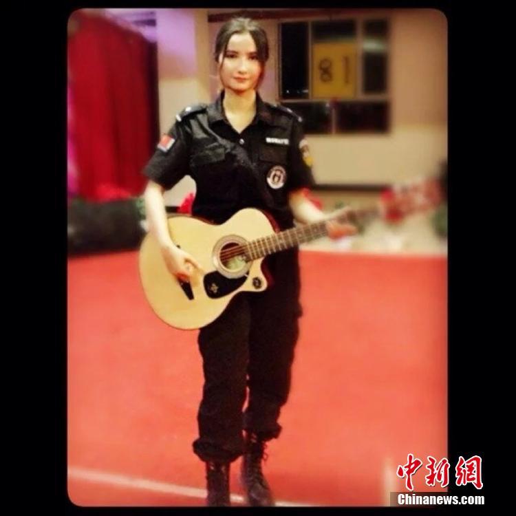 Фотографии одной сотрудницы полиции города Тумшука стали популярными в китайском Интернете.