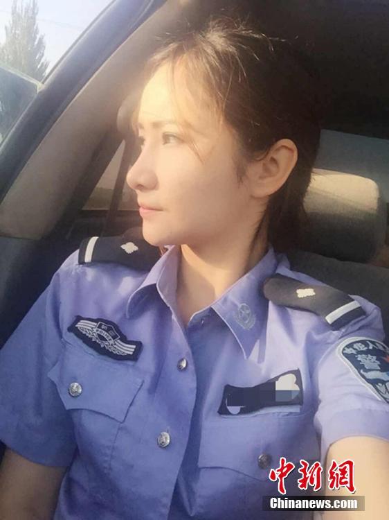 Фотографии одной сотрудницы полиции города Тумшука стали популярными в китайском Интернете.